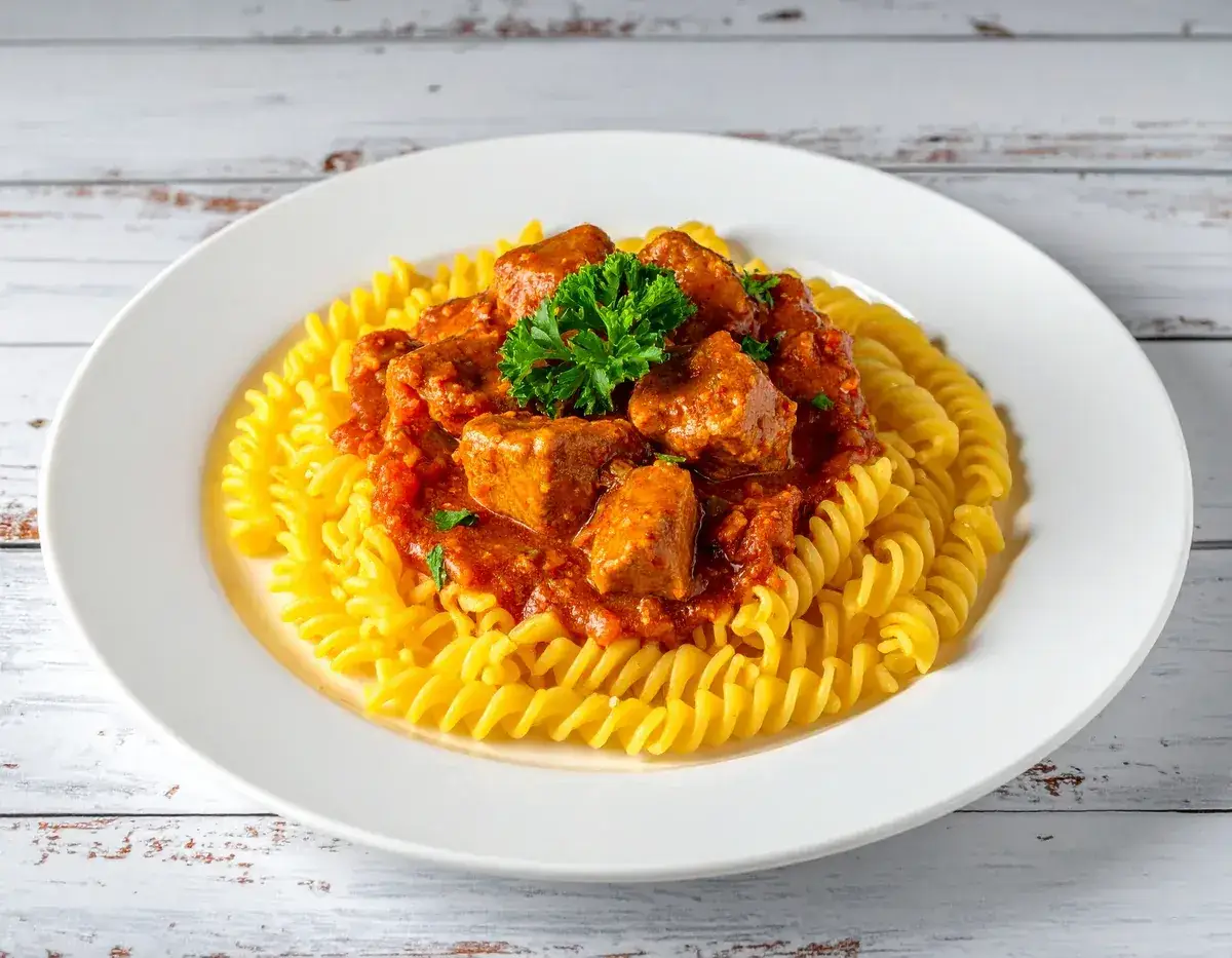 Schweinegulasch mit Nudeln